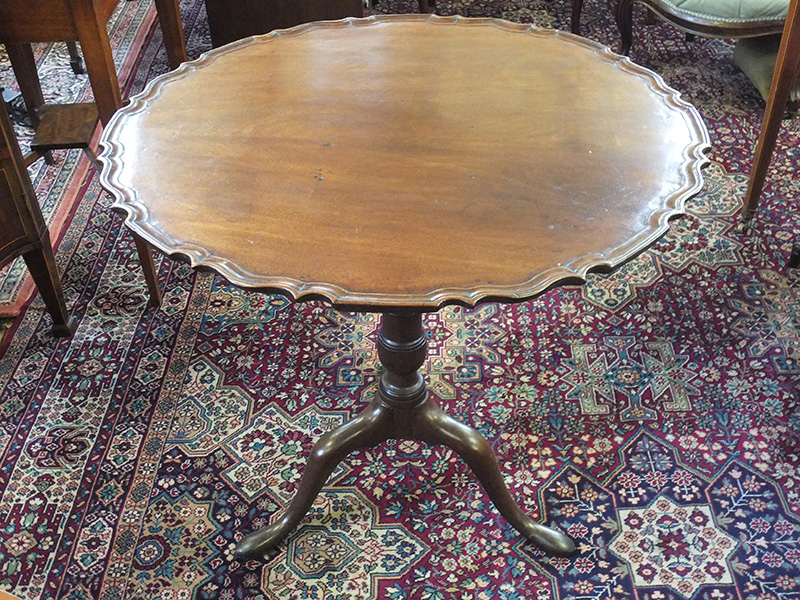 Georgian mahogany piecrust table